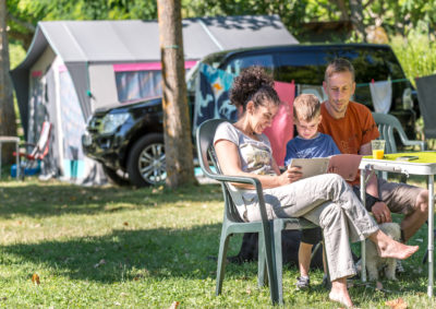 Camping Verneda acampada zona cesped natural